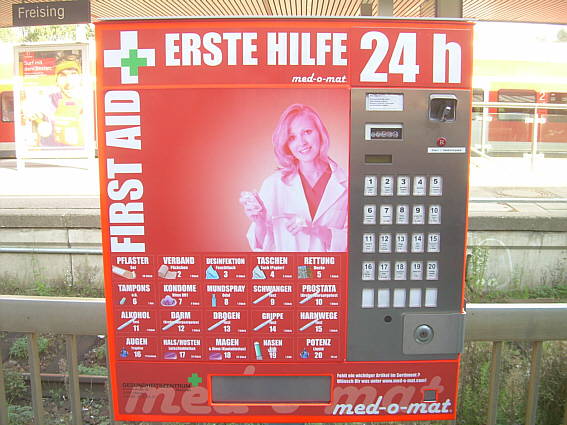 Kurioser First-Aid-Automat am Freisinger Bahnhof